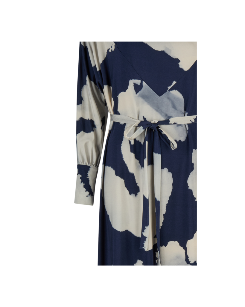 Das Kleid mit Wolkenmuster aus der Nähe