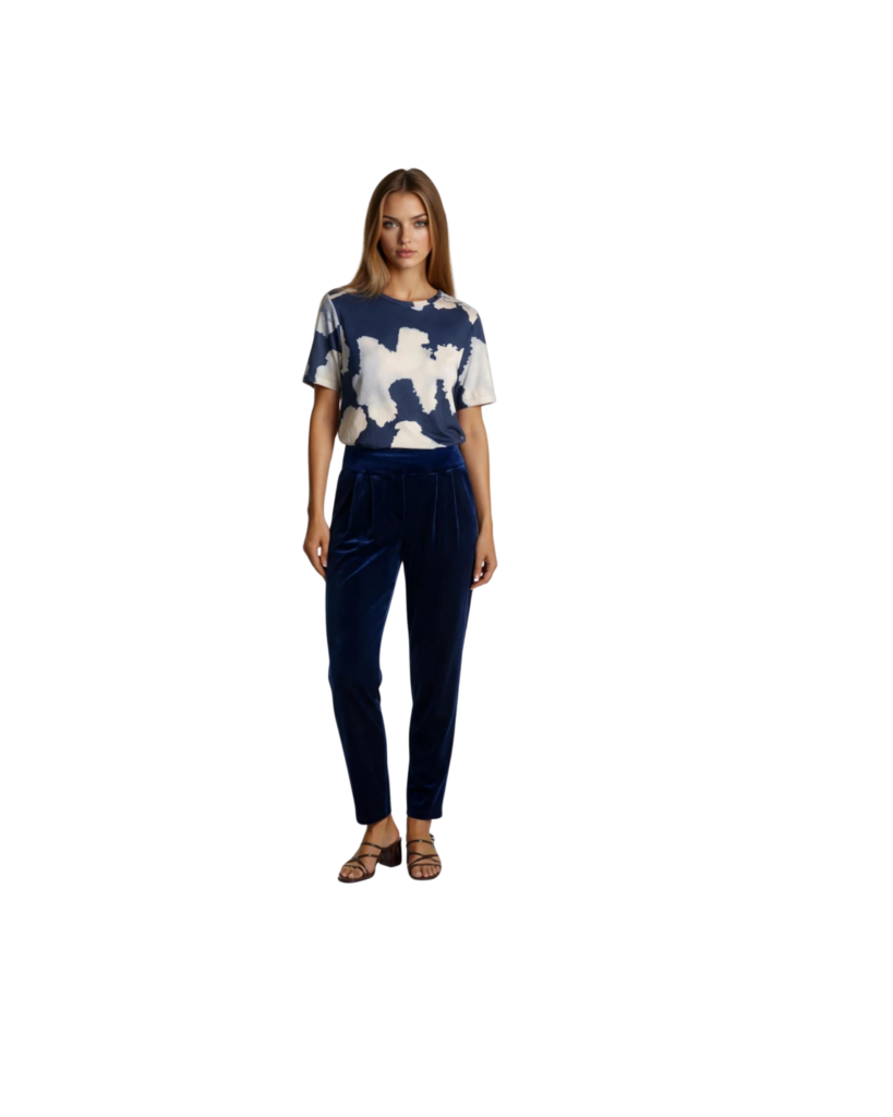 Das Shirt mit Wolkenmuster am Körper