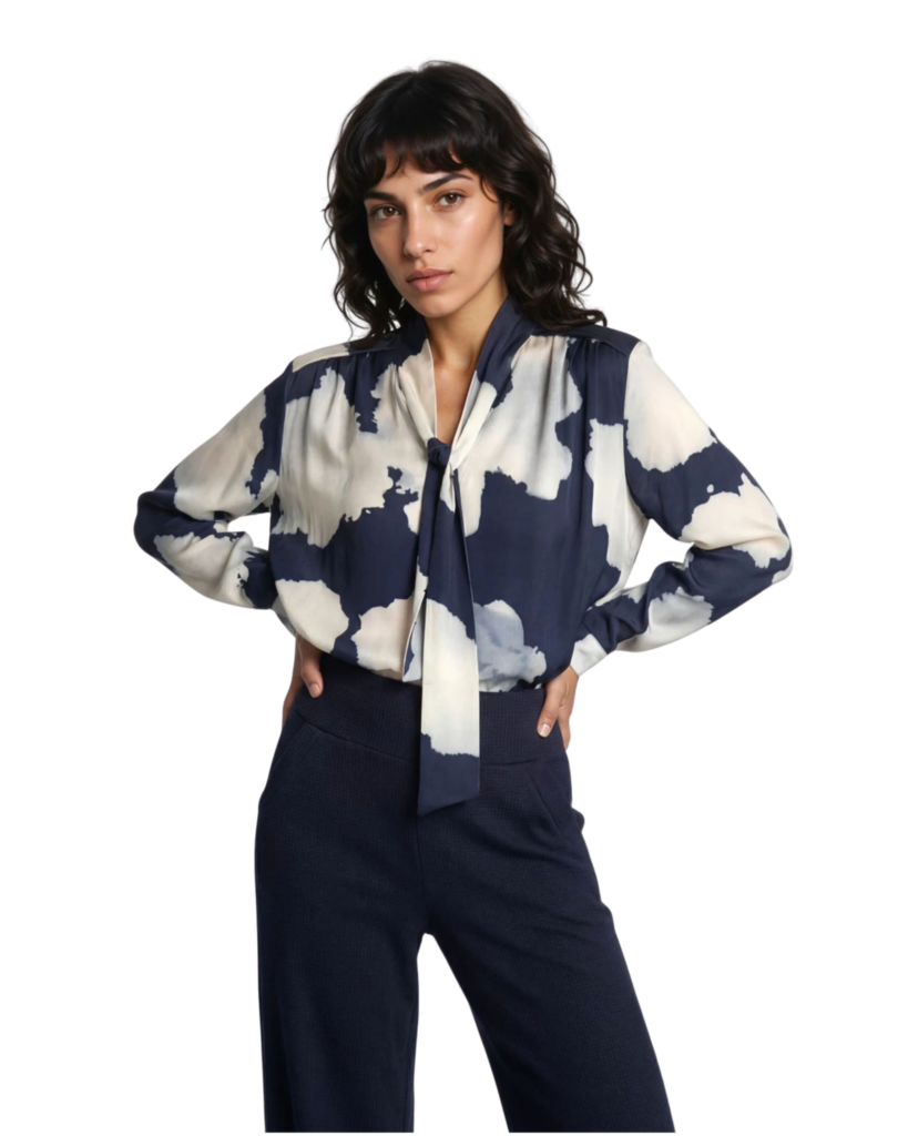 Model trägt die Langarm-Bluse mit Wolkenmuster