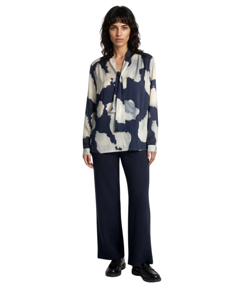 Langarm-Bluse mit Wolkenmuster am Model