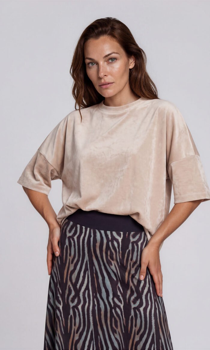 Blusenshirt Offwhite von Harm Jopp Jerseys — am Model, kombiniert mit dem Rock Zebramuster