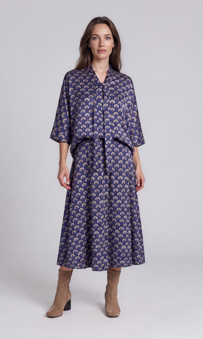 Elegante Bluse Fantasiemuster von Harm Jopp Jerseys — am Model, kombiniert mit dem Rock Fantasiemuster