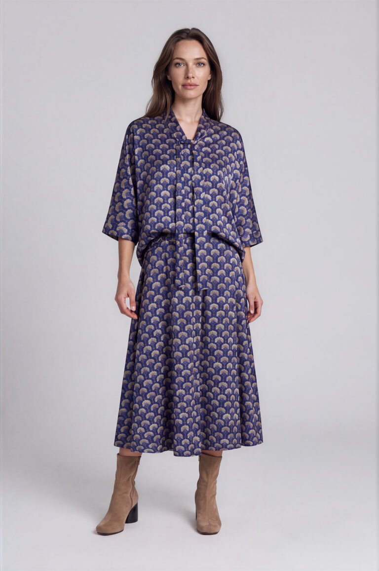 Elegante Bluse Pfauenmuster von Harm Jopp Jerseys — am Model, kombiniert mit dem Rock Pfauenmuster