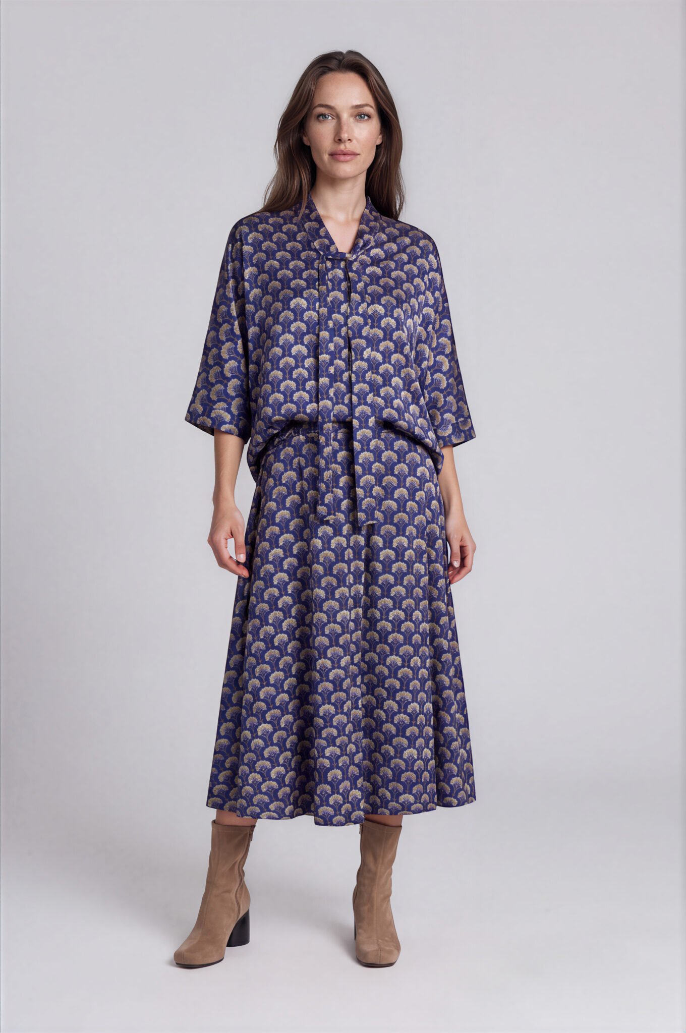 Elegante Bluse Fantasiemuster von Harm Jopp Jerseys — am Model, kombiniert mit dem Rock Fantasiemuster
