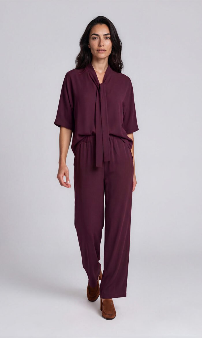 Hose Weinrot Elegant von Harm Jopp Jerseys — am Model, kombiniert mit der Eleganten Bluse Weinrot
