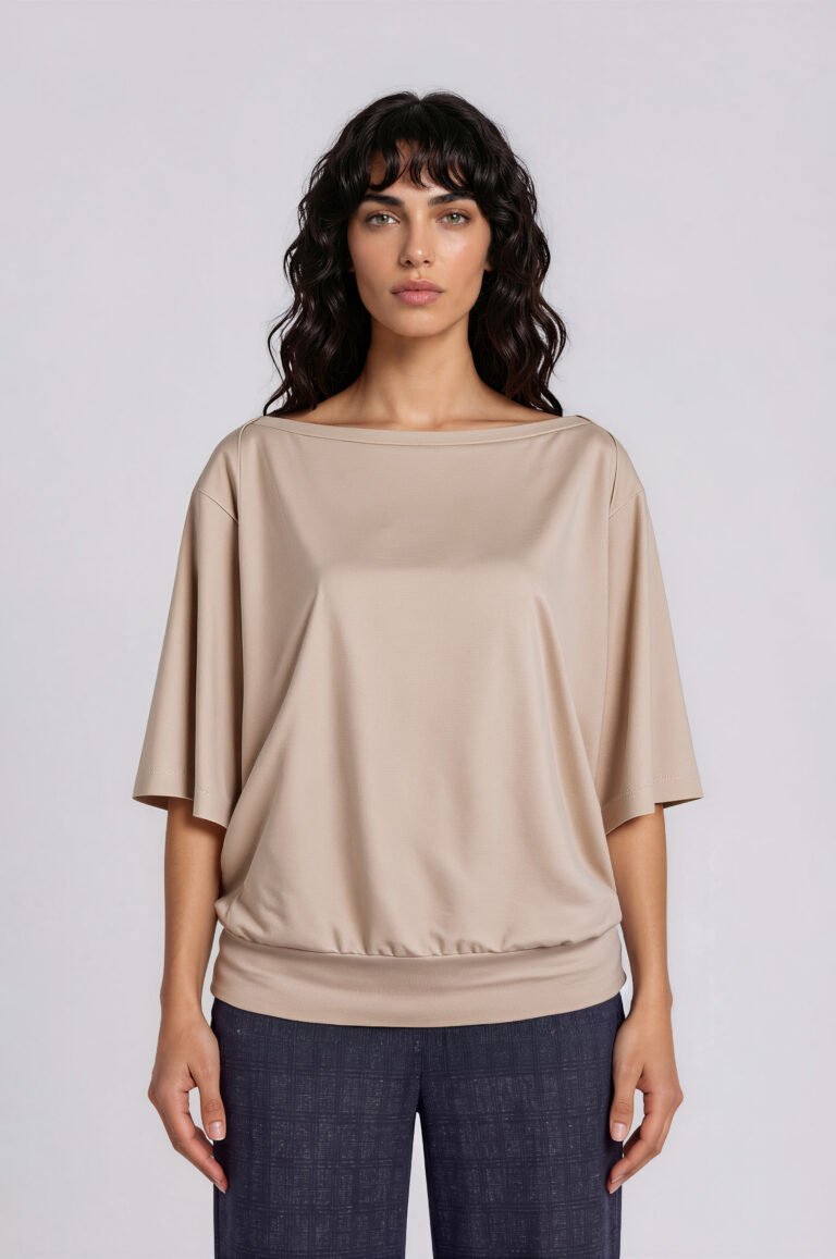 Pullover Dreiviertelarm Creme von Harm Jopp Jerseys — am Model, kombiniert mit einer dunkelblauen Hose