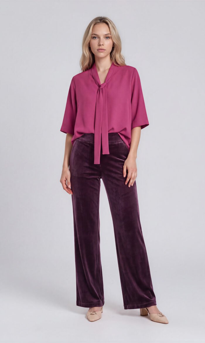 Samthose Lavendel von Harm Jopp Jerseys — am Model, kombiniert mit einer Bluse in Pink