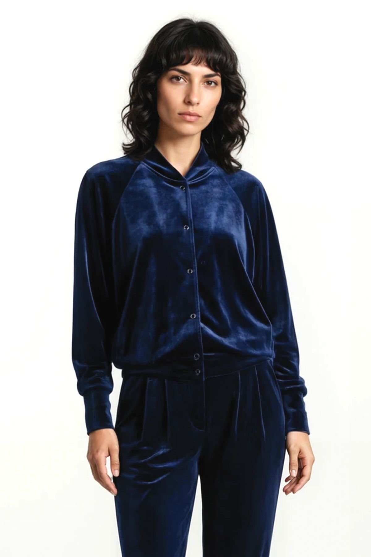 Samtjacke Blau von Harm Jopp Jerseys — am Model, Vorderansicht mit der Samthose Dunkelblau