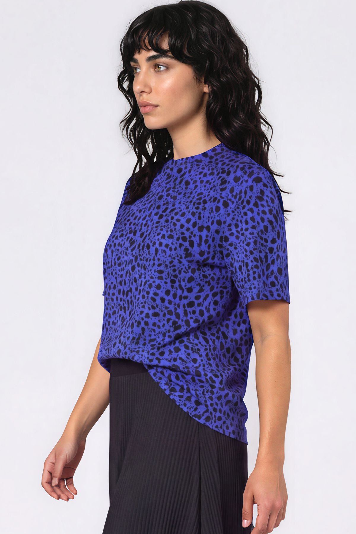 Shirt Leopardenmuster von Harm Jopp Jerseys — am Model, Seitenansicht mit dem Plisseerock