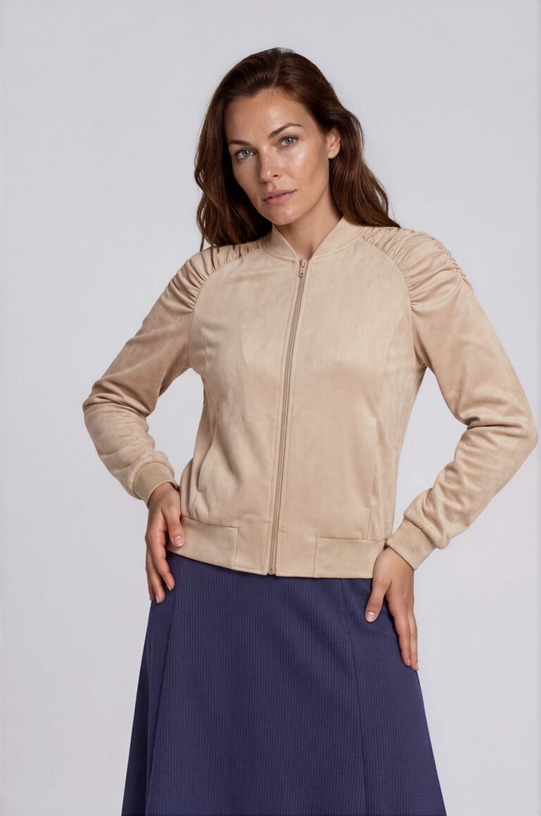 Velourjacke Creme von Harm Jopp Jerseys — am Model, kombiniert mit dem Midirock Struktur Marine