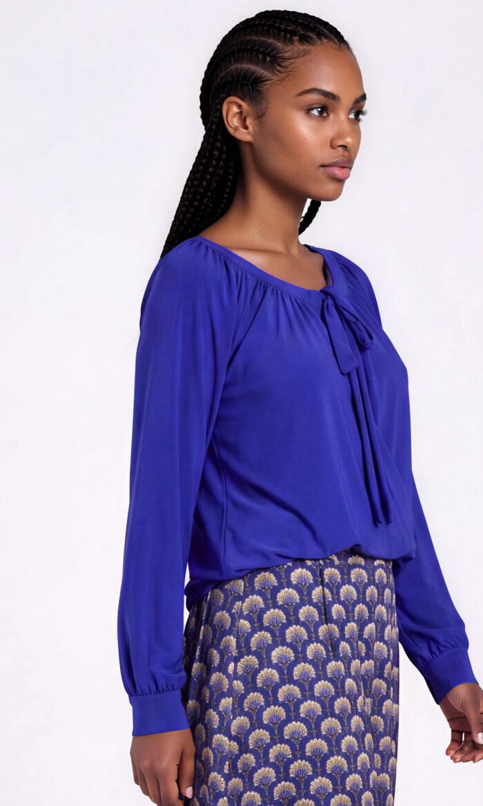 Pullover mit Schleife Royalblau von Harm Jopp Jerseys — am Model