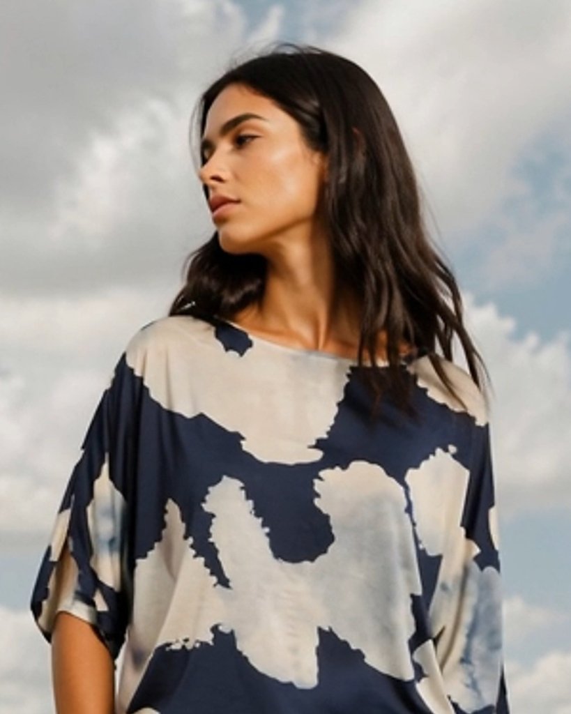Model im Shirt mit Wolkenmuster vor Wolkenhimmel