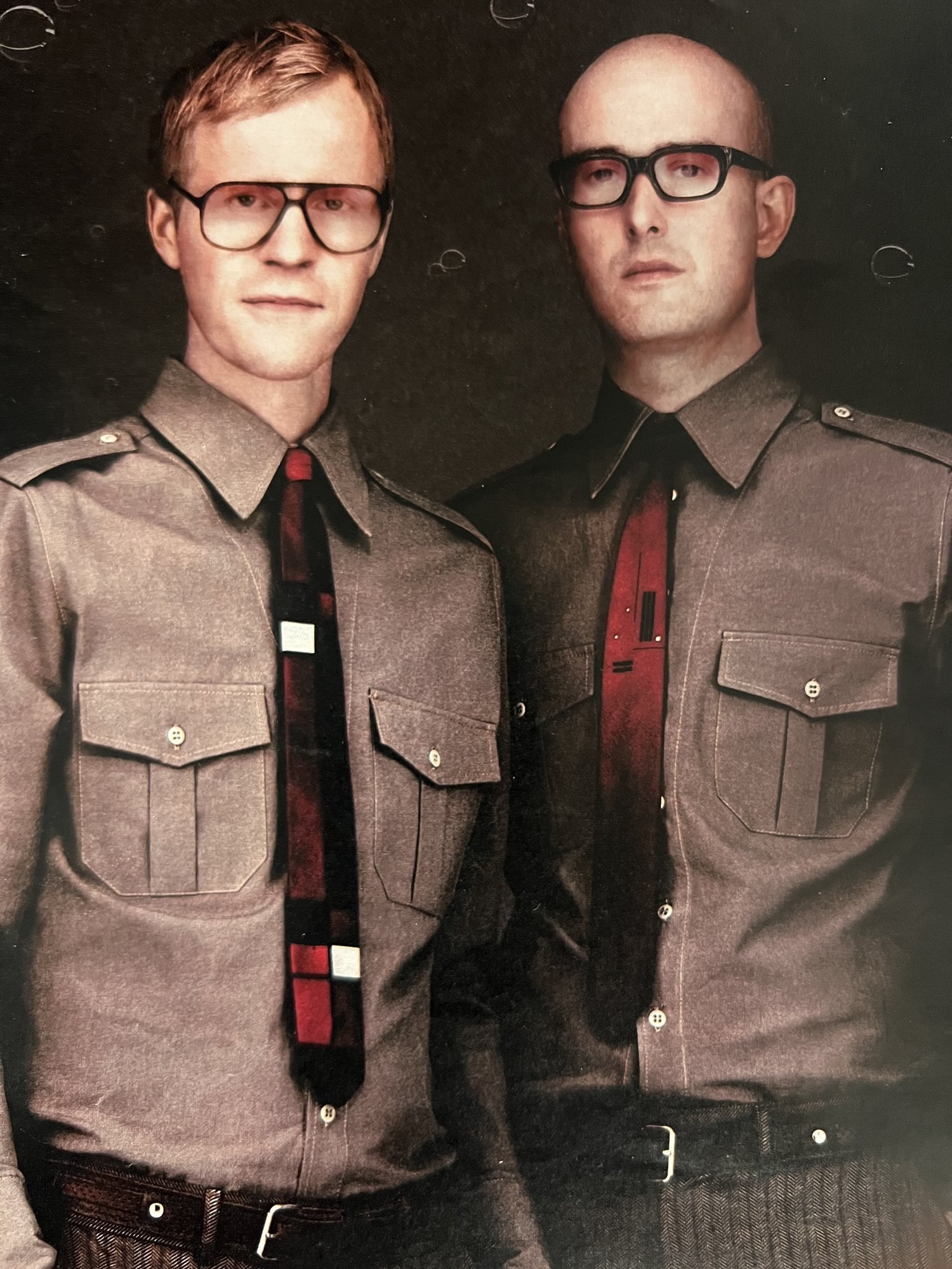 Stefan Harm und Tobias Jopp, die Designer von Harm Jopp Jerseys, in grauen Hemden mit roten Krawatten